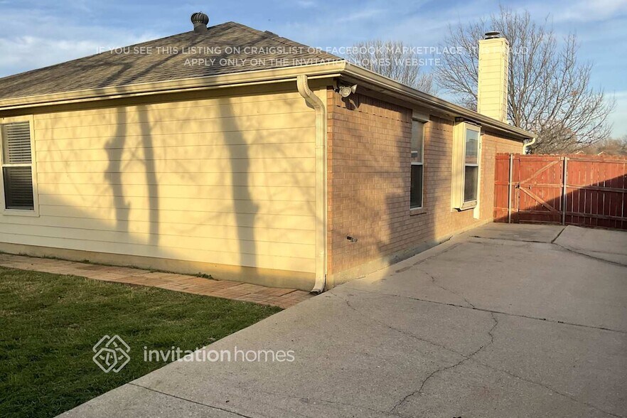 Building Photo - 1100 Palomino Dr