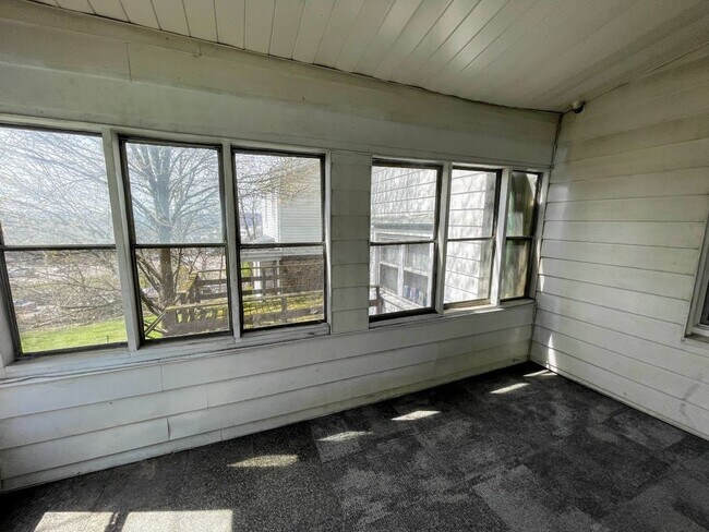 Building Photo - 4 bed 3 bath - Brighton Heights - HUGE house, large rooms, spacious kitchen