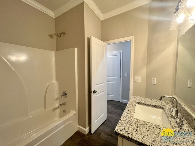 Building Photo - Custom Fort Walton Beach Townhouse in Gated Community!