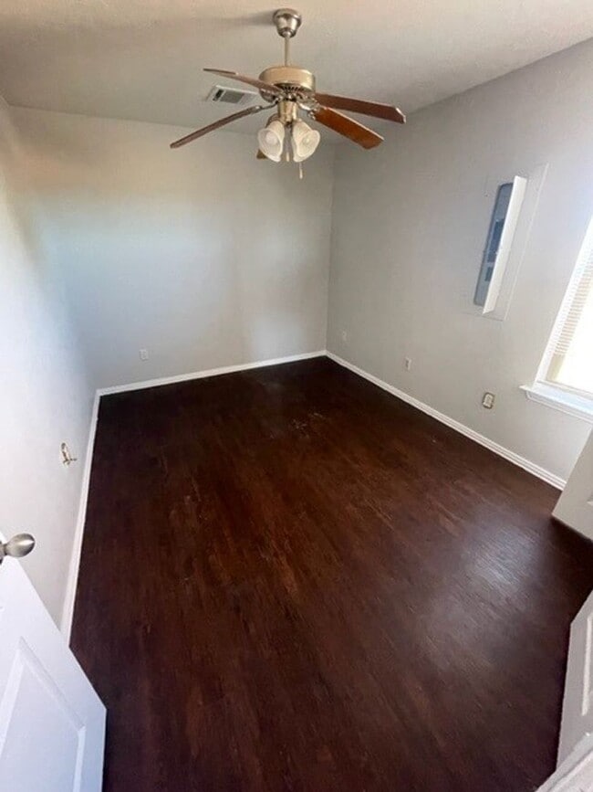 Building Photo - 1912-2000 Prosperity Trail