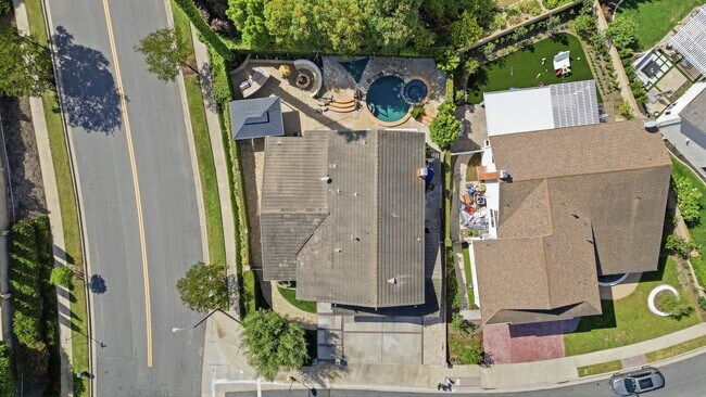 Building Photo - Stunning 4 bedroom, 3bath home, with pool in Laguna Niguel!