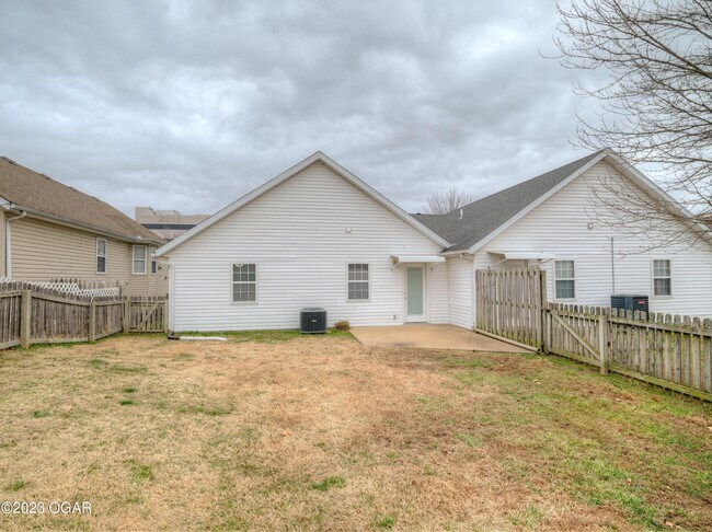 Building Photo - 3122 S Tyler Ave