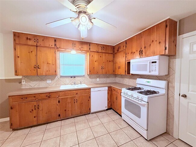 Building Photo - 5915 Sunshine Dr