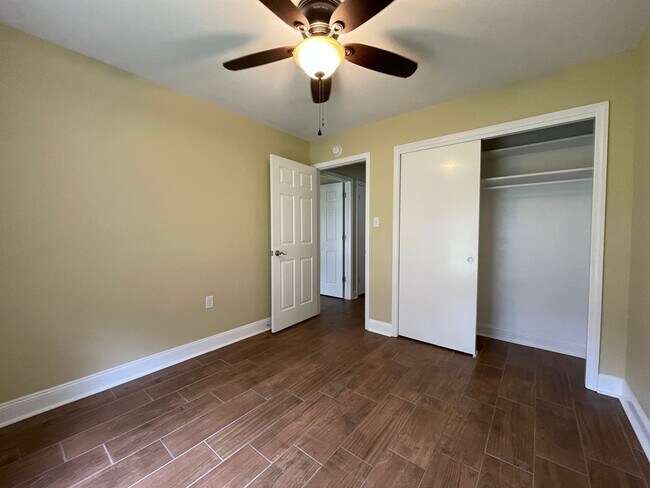 Building Photo - 334 Country Club Blvd