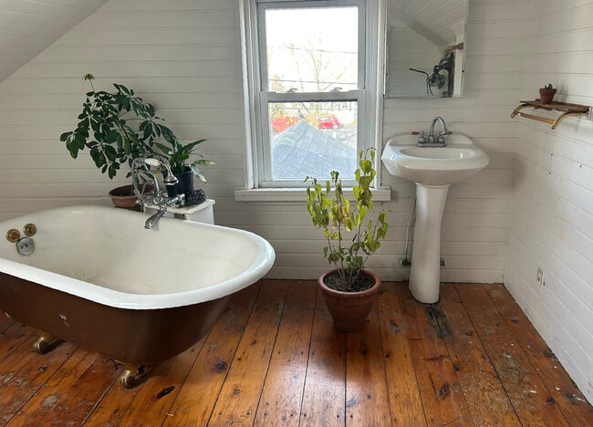 Building Photo - 53 Poquonock Ave