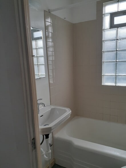 Bathroom - 505 8th Ave SE