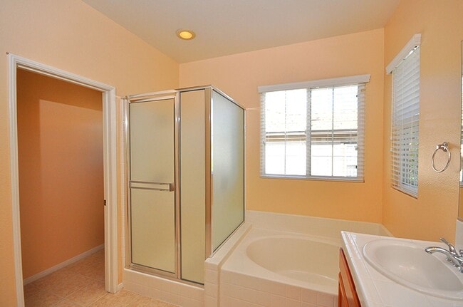 Building Photo - Spacious 5 Bedroom Family Home in Rancho del Oro!