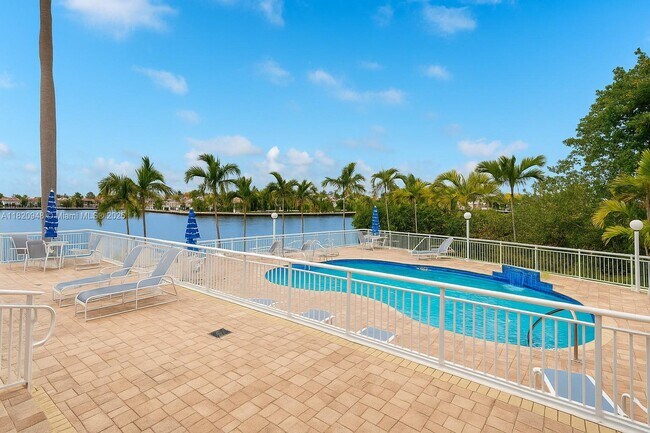Building Photo - 511 Bayshore Dr