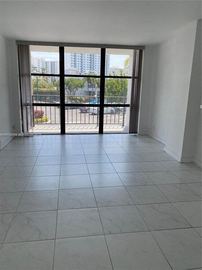 Building Photo - 1000 Parkview Dr