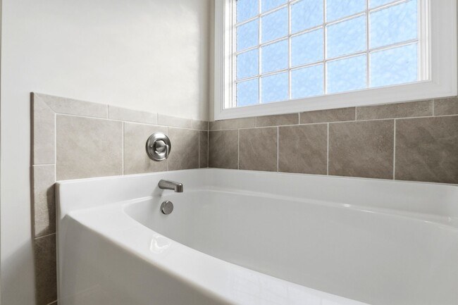 Building Photo - Spacious Living in Stateside – Comfort, Style & Convenience!