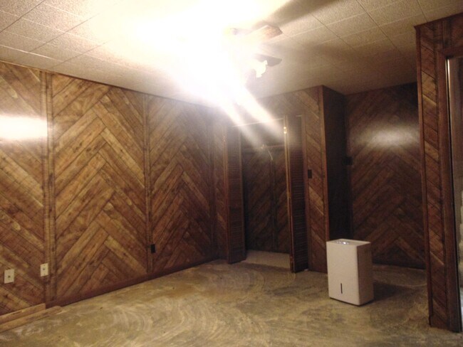 Building Photo - Fayette Family Farm House!