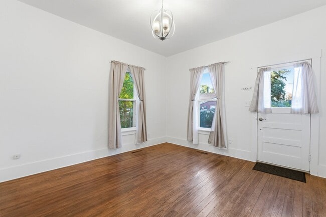Building Photo - Charming house for rent, with laundry mach...