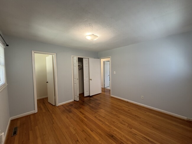 Building Photo - 1008 W Arlington Blvd