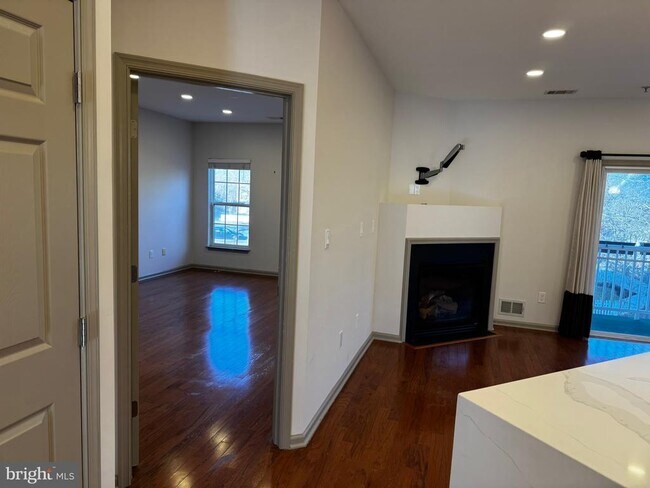 Building Photo - 20240 Macglashan Terrace