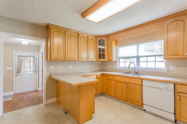 Building Photo - Charming home on River Canyon Drive