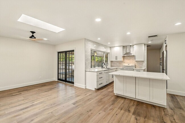 Building Photo - Beautiful 3 bed, 2 bath w/ bonus Room, loc...