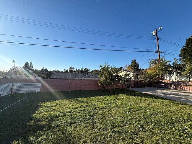 Building Photo - 3 Bedroom 2 Bathroom Granada Hills Home (Main House) Great Location!