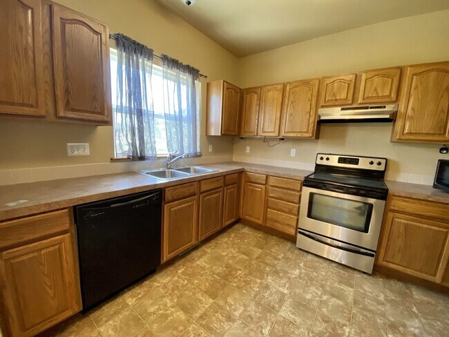 Building Photo - Spacious 4 bed 3.5 Bath in Maple Hill!