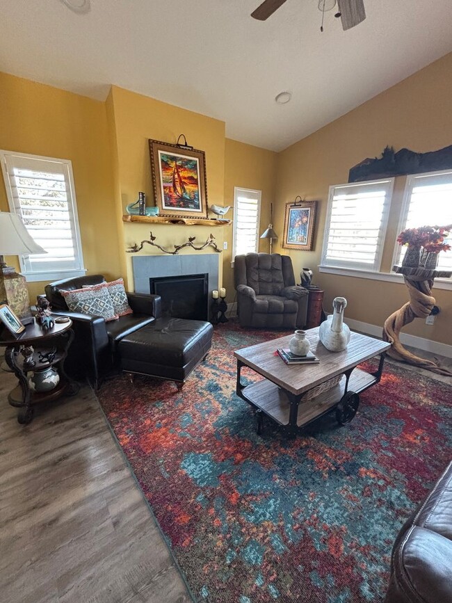Building Photo - Furnished Home with Mountain View