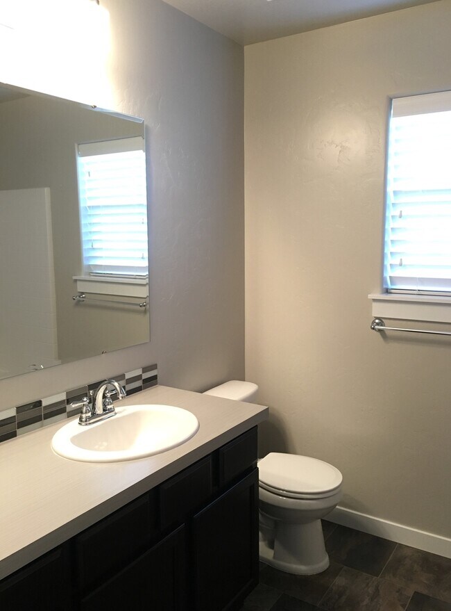 Building Photo - Beautiful home with 3bd 2ba and bonus room...