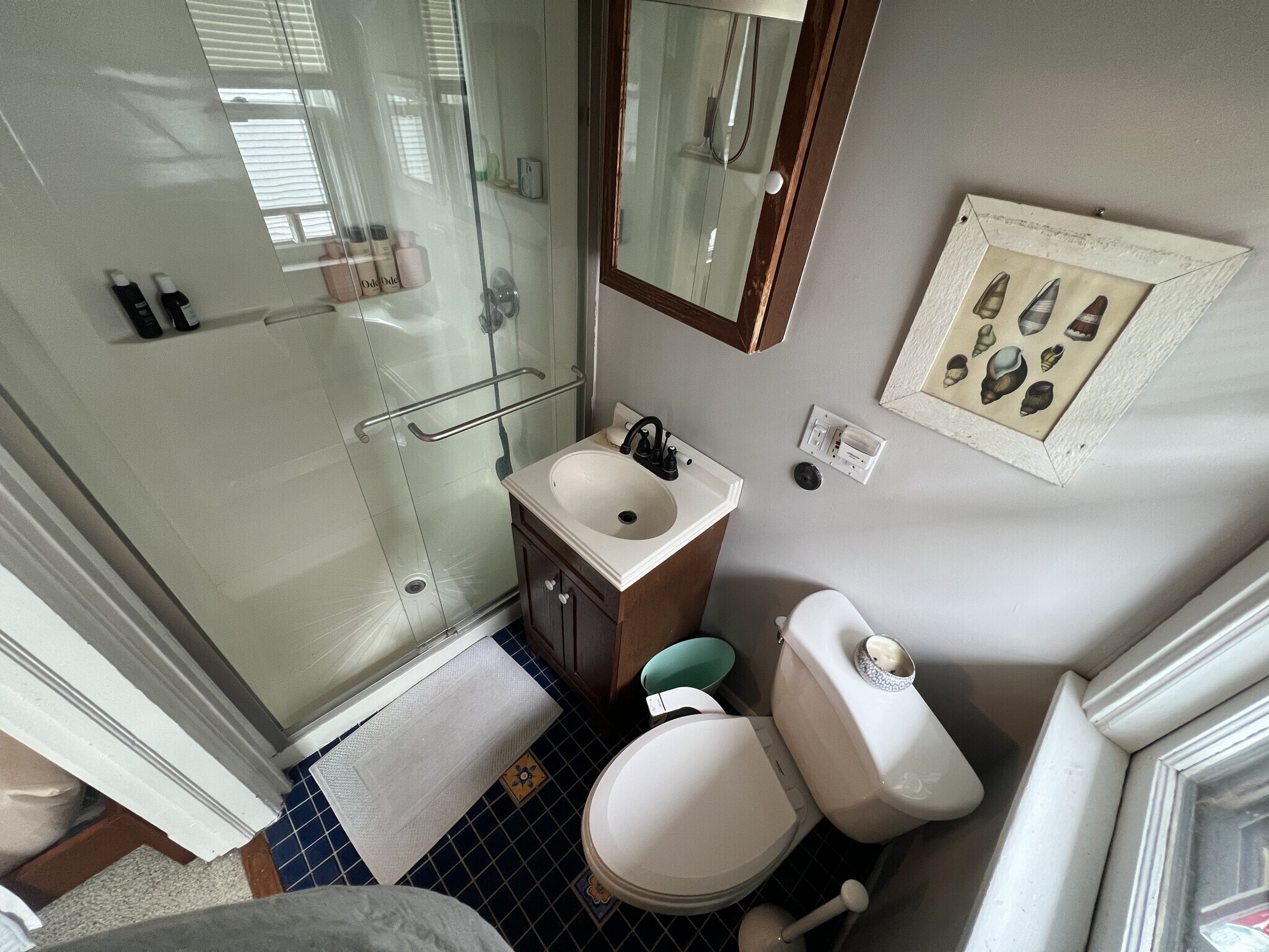 en suite bathroom for main bedroom - 807 Greenleaf St