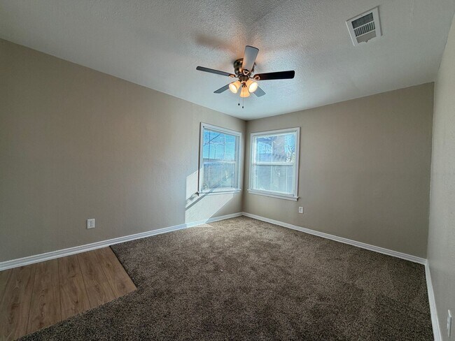 Building Photo - AVAILABLE NOW 2 BEDROOM 1 BATH WITH BONUS/FLEX ROOM IN SOUTH FORT WORTH