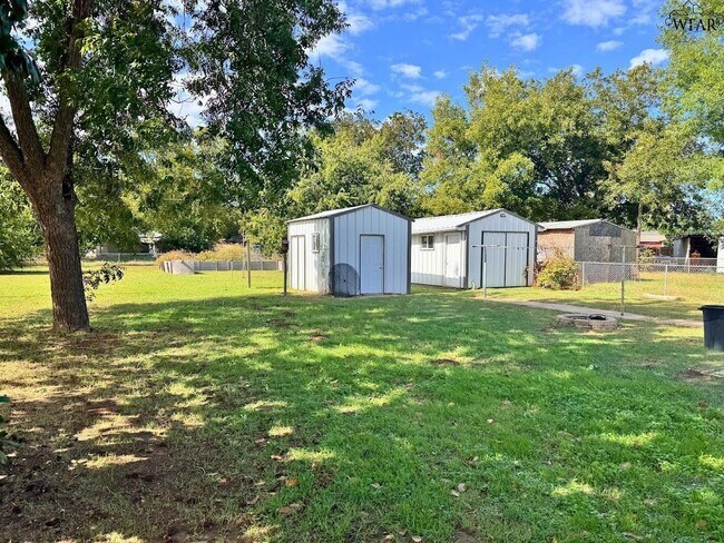 Building Photo - 405 Vaughn St