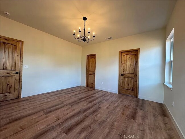 Building Photo - 5980 Crestmoor Dr