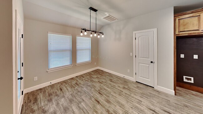 Building Photo - Beautiful 4 Bedroom 2 Bathroom Corner Lot ...