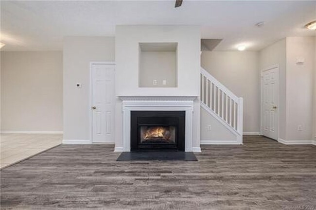 Building Photo - Move In Special!- $250 Off First Full Mont...