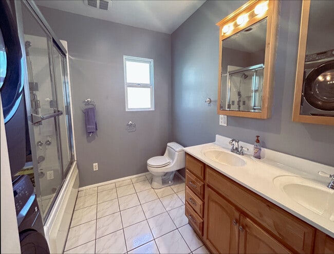 En Suite Bathroom - 1344 N Fairview St