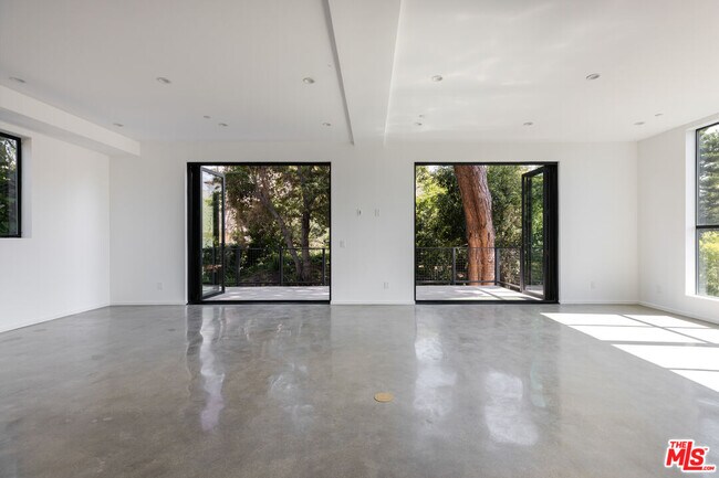 Building Photo - 1628 1/2 Micheltorena St