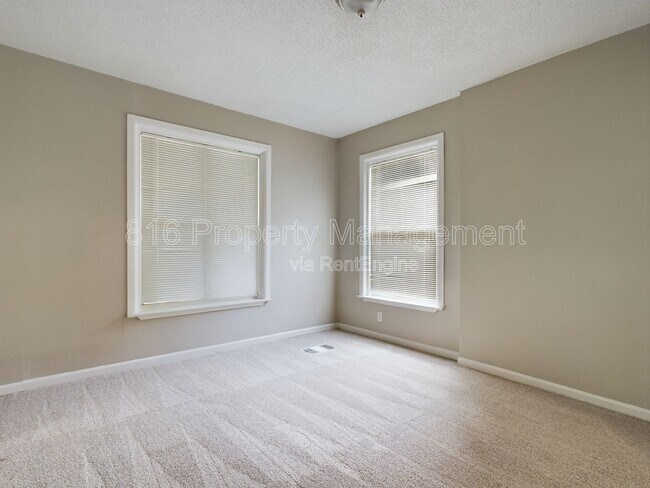 Building Photo - 5218 Highland Ave
