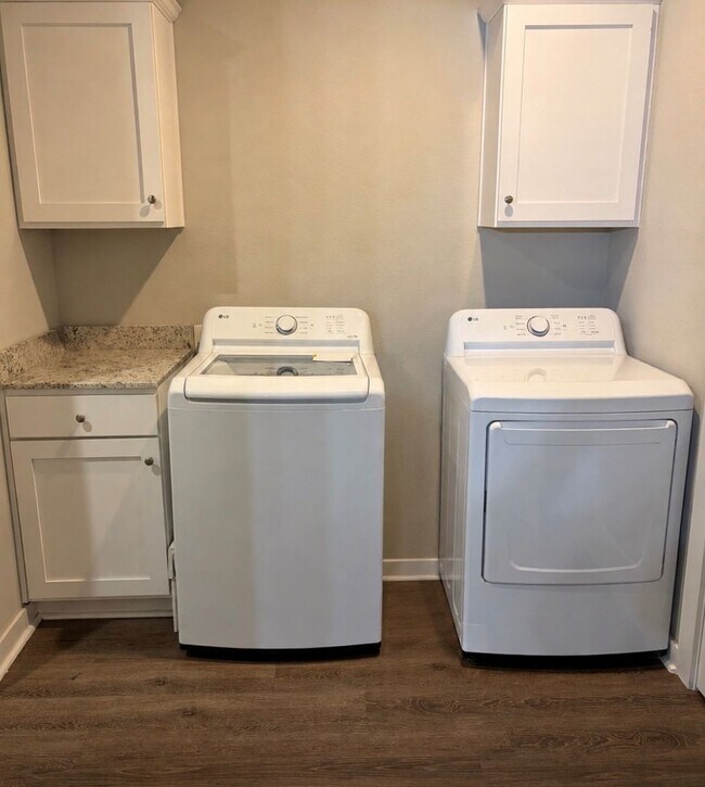 Building Photo - 4BR/2BA Farmington Home!