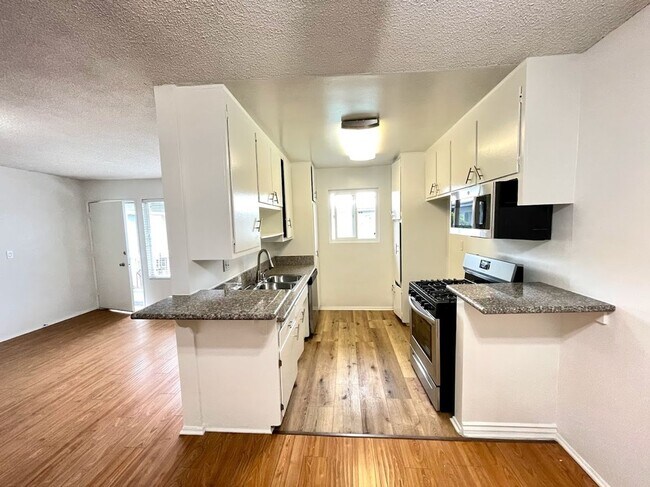 Interior Photo - 5715 Vineland Ave