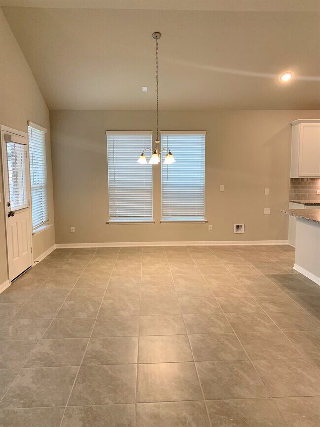 Building Photo - 4-Bedroom Home in Oak Creek - Highly Sough...