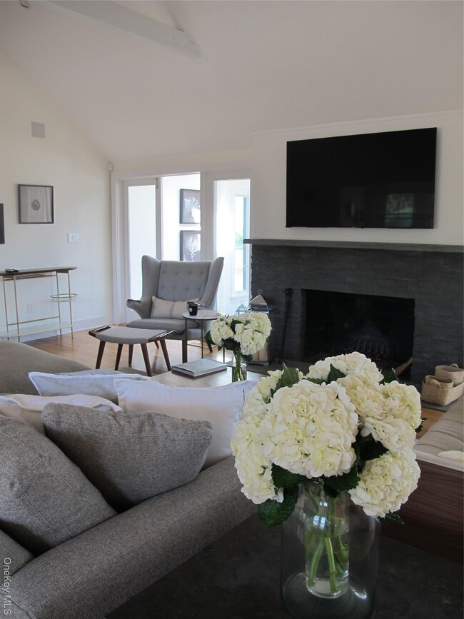 Building Photo - 40 Tuthill Point Rd