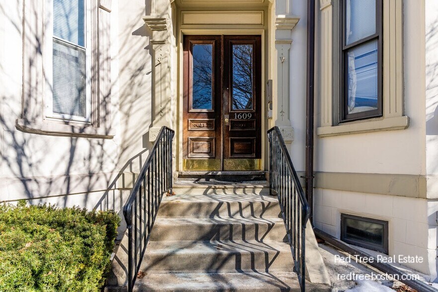 Building Photo - 1609 Tremont St