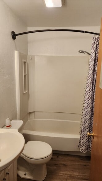 Building Photo - 1133 Country Club Dr