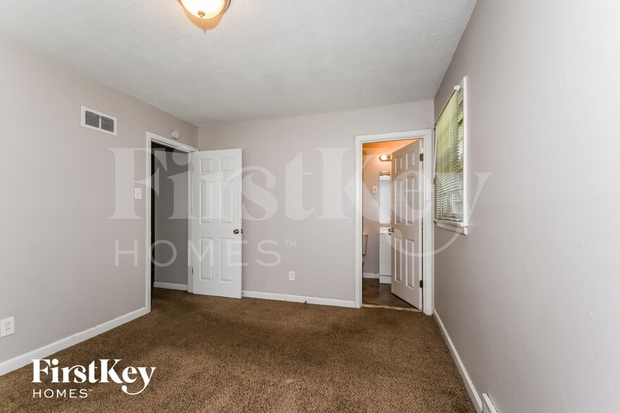 Building Photo - 535 St Anthony Ln