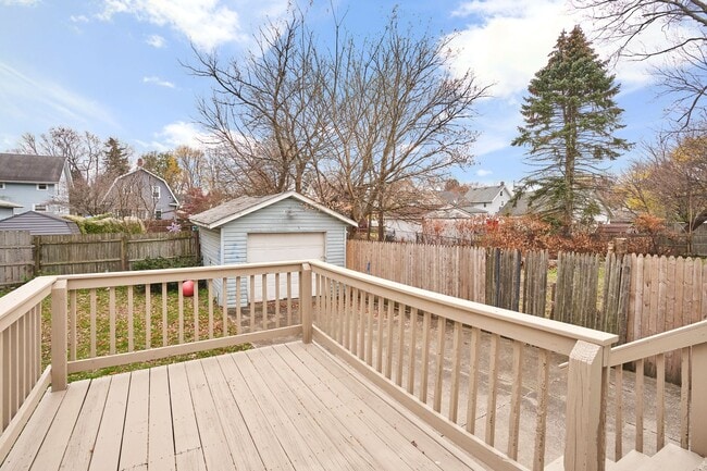 Building Photo - Beautifully remodeled 3 bed 1 bath colonial in East Akron !