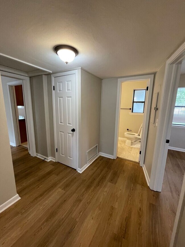 Building Photo - **4/2 Single Family home Available Now!!**