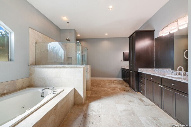 Building Photo - Charming Home Awaits: Spacious & Modern Living in a Prime Location