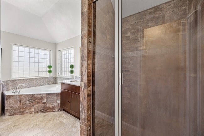 Building Photo - 14942 Gray Ridge Dr