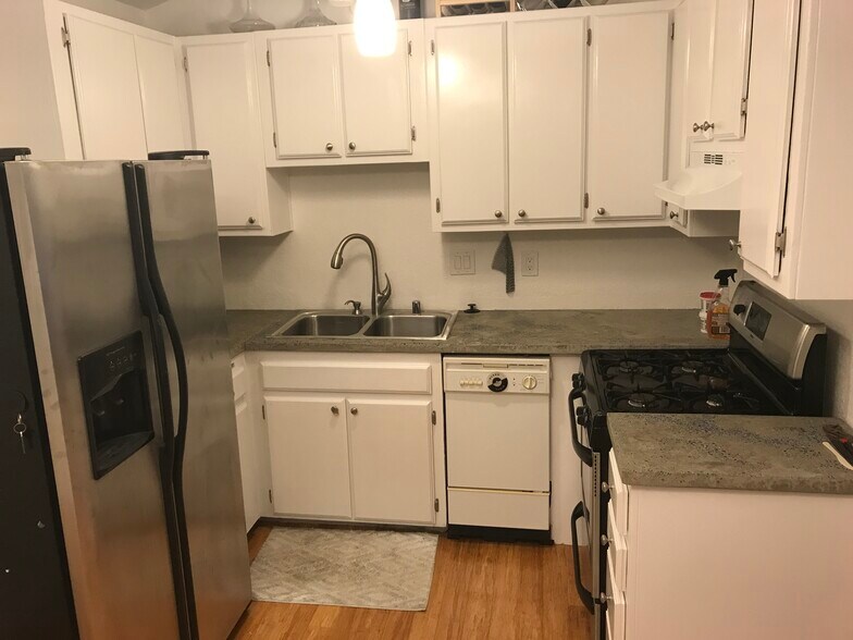 Building Photo - 512 Lewis Ln
