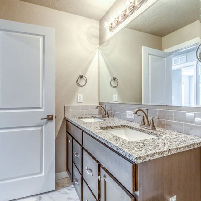 Building Photo - 4-Bedroom Townhome in West Boise