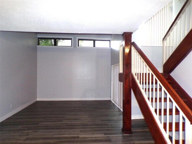 Building Photo - 2180 Bayberry Dr