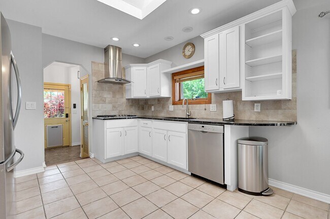 Building Photo - 3 bedroon 1.5 bath home with amazing yard ...