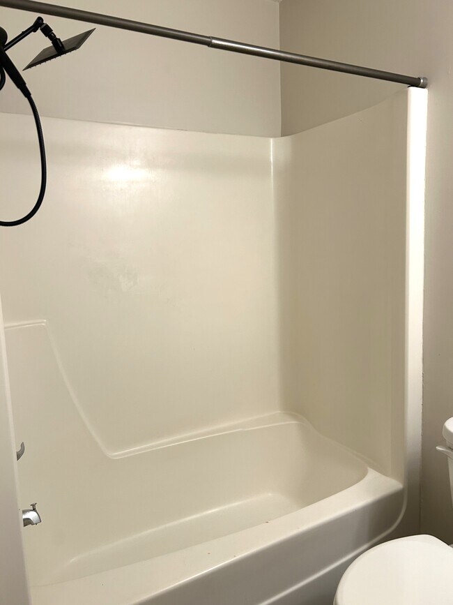 Tub/shower combo - 219 H Northpoint Avenue