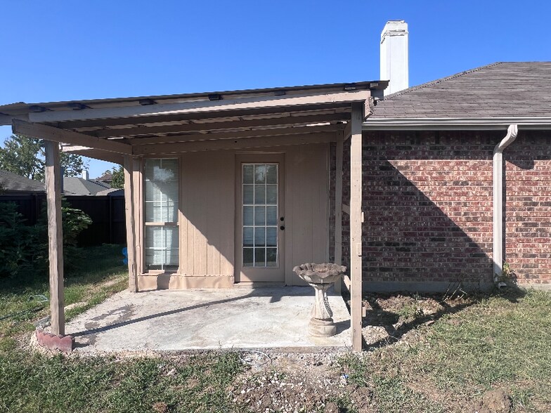 Building Photo - 2066 Vista Dr